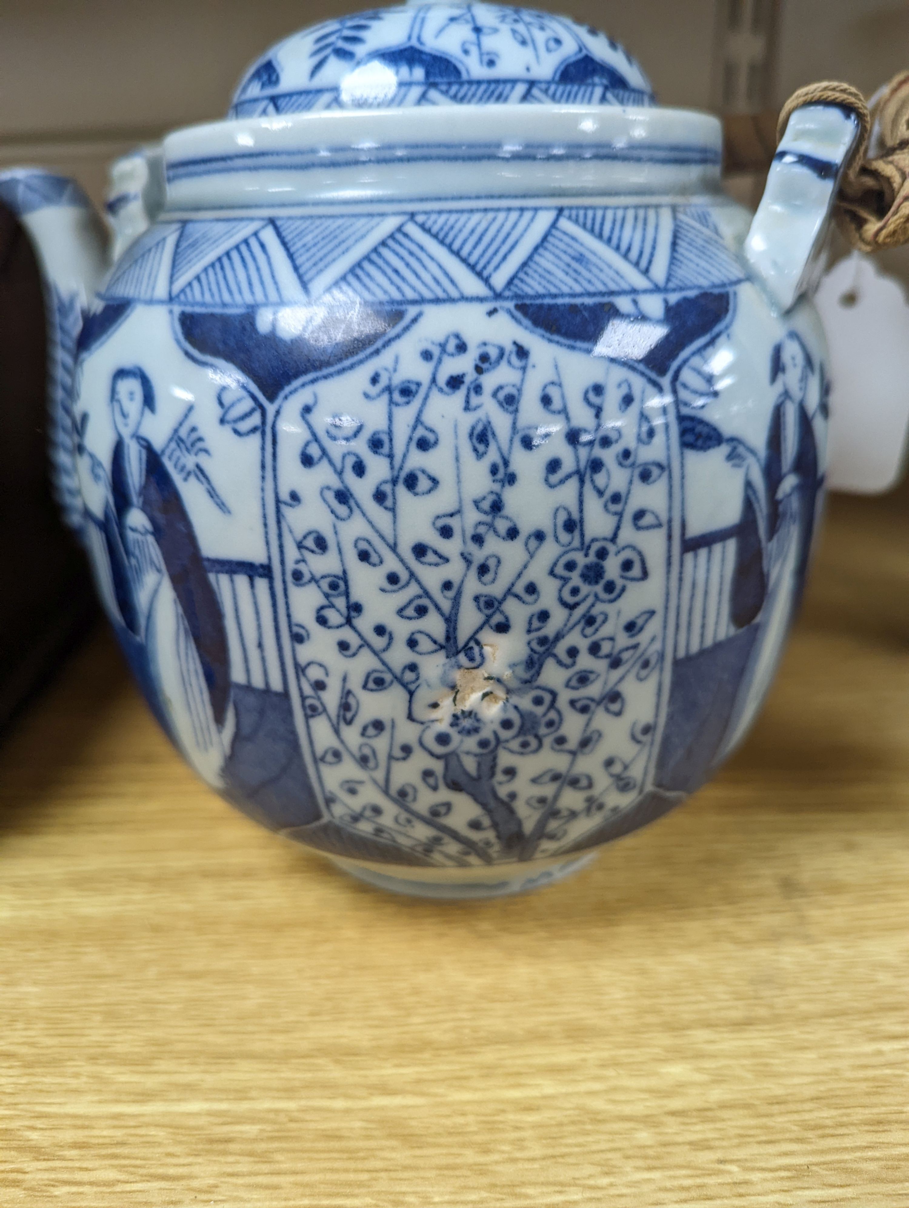 A Chinese blue and white small vase and teapot 19cm